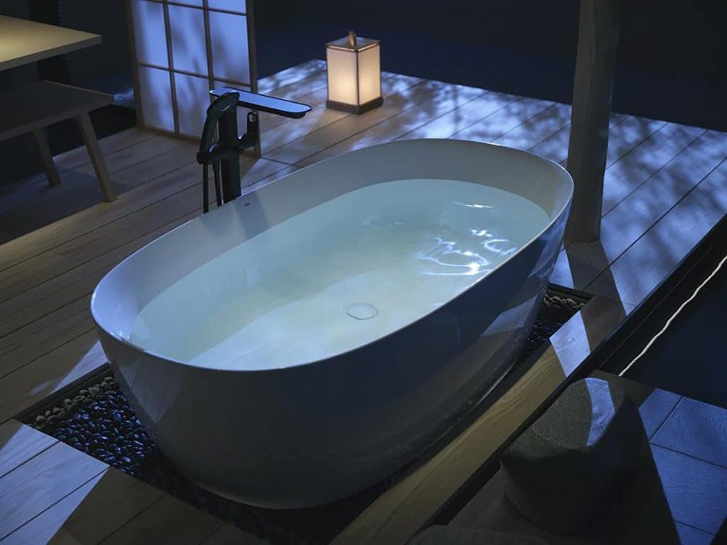 Một mẫu bồn tắm của Inax tái hiện sự thanh bình của dòng suối nước nóng Nhật Bản vào ban đêm.